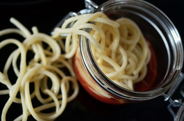 Un borcan numit sos bio bolognese pentru spaghetti