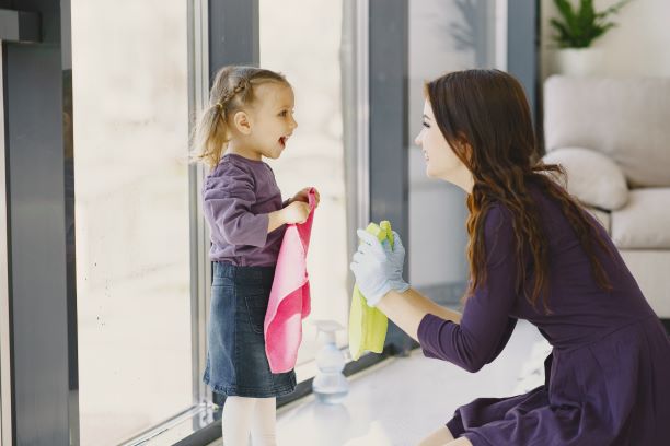 Momentele petrecute cu copilul nu exclud momentele petrecute cu noi. Chiar dacă asta înseamnă să facem curat în casă.